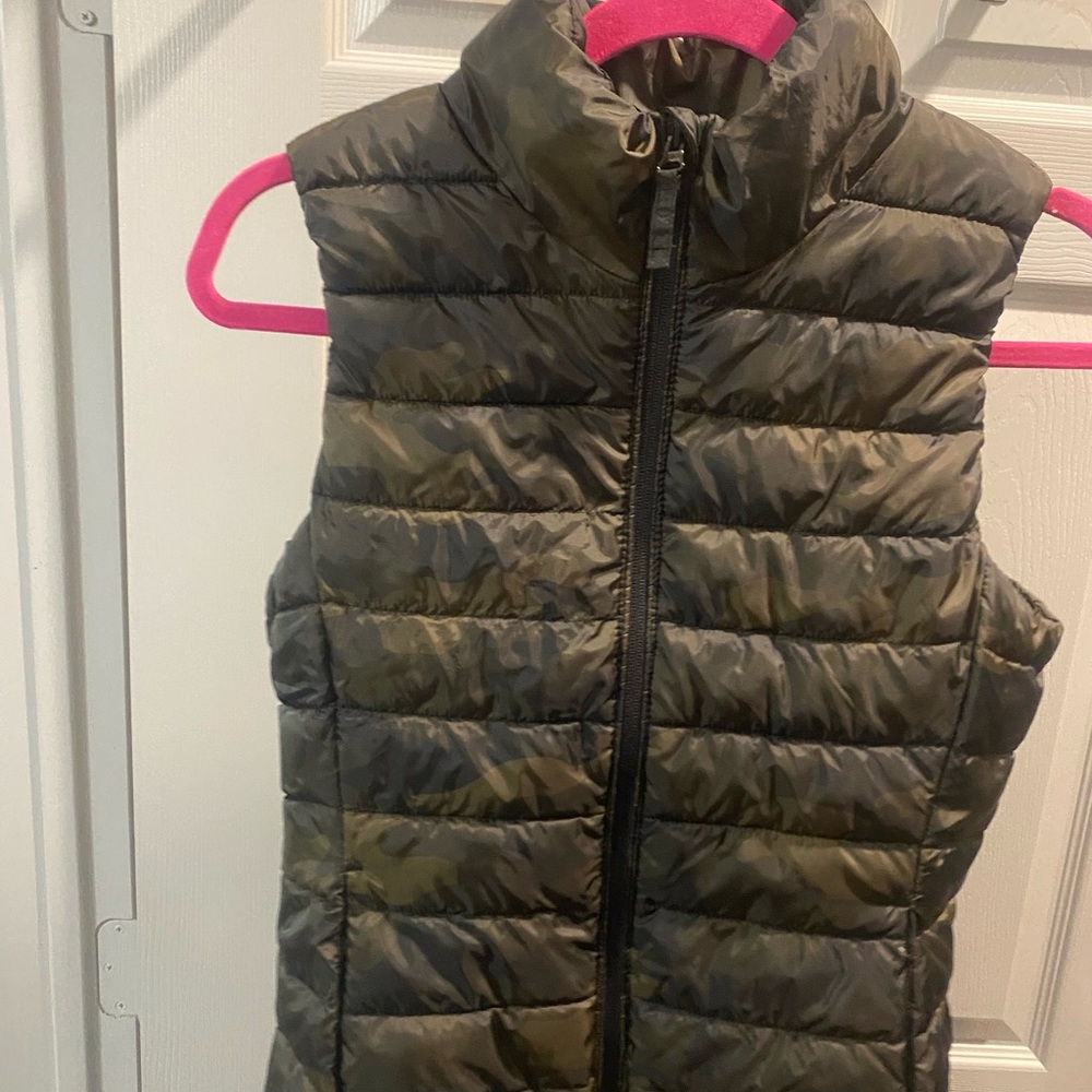 Old Navy Active Women’s Olive Camouflage Puffer Vest